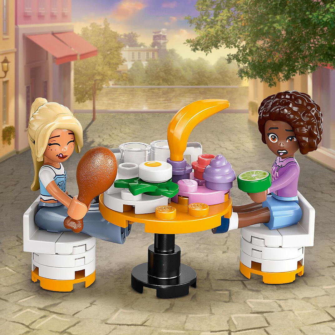 klocki-lego-friends-restauracja-i-szkola-gotowania-42655-przy-stoliku.jpg