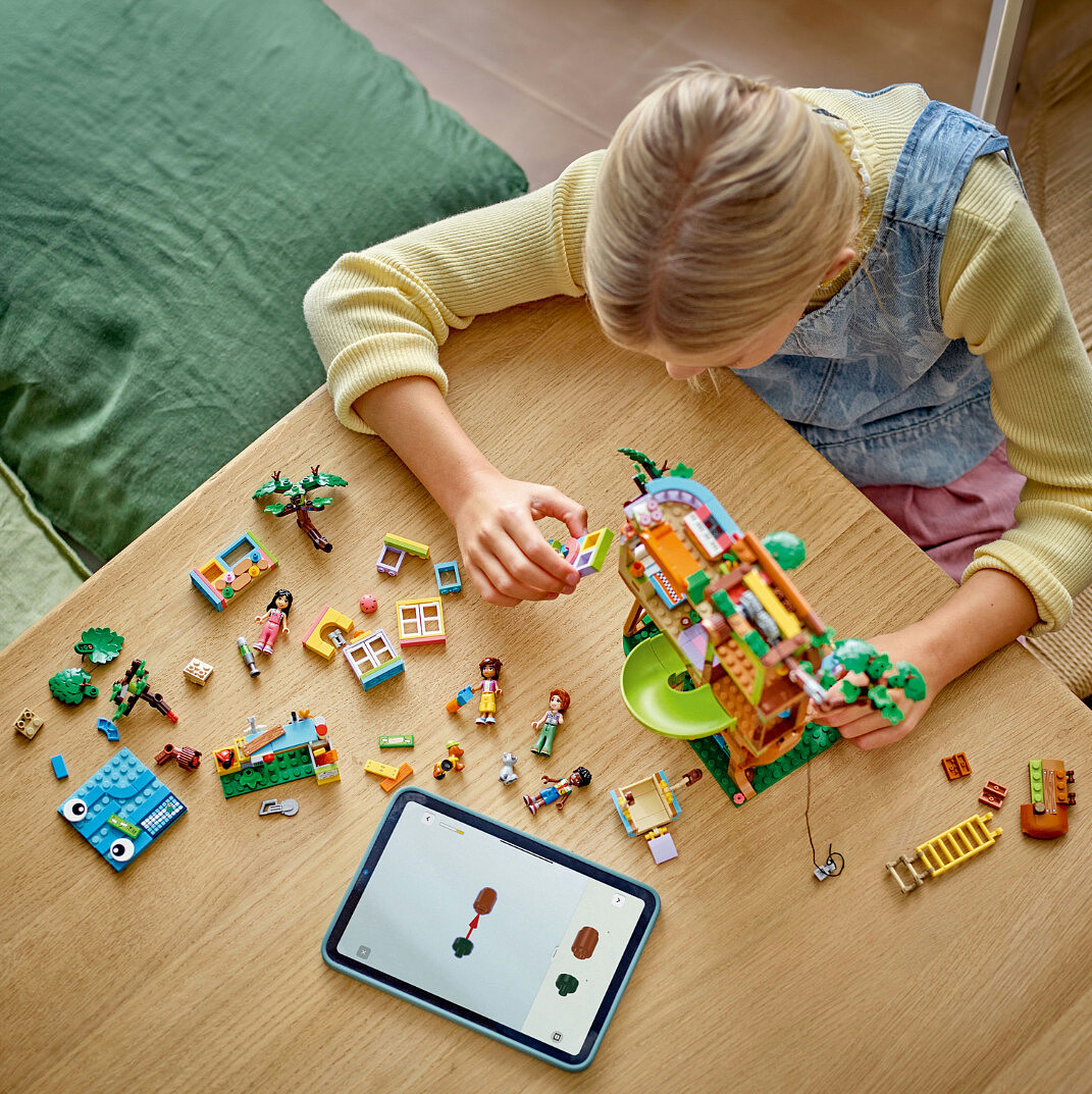 klocki-lego-friends-spotkanie-w-domku-na-drzewie-przyjazni-42652-zabawa-2.jpg