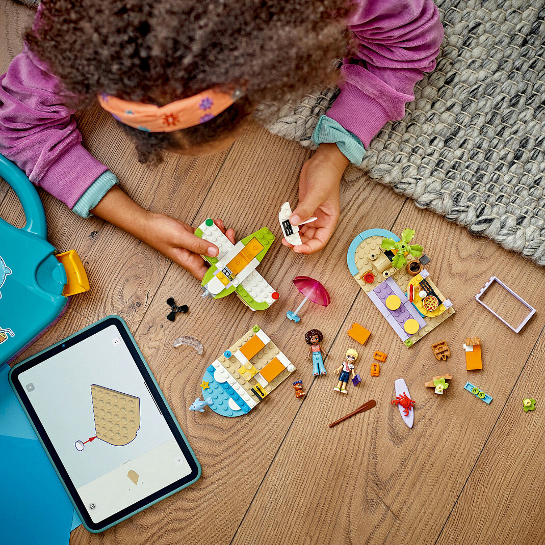 klocki-lego-friends-kreatywna-walizka-plazowa-42672-zabawa-2.jpg