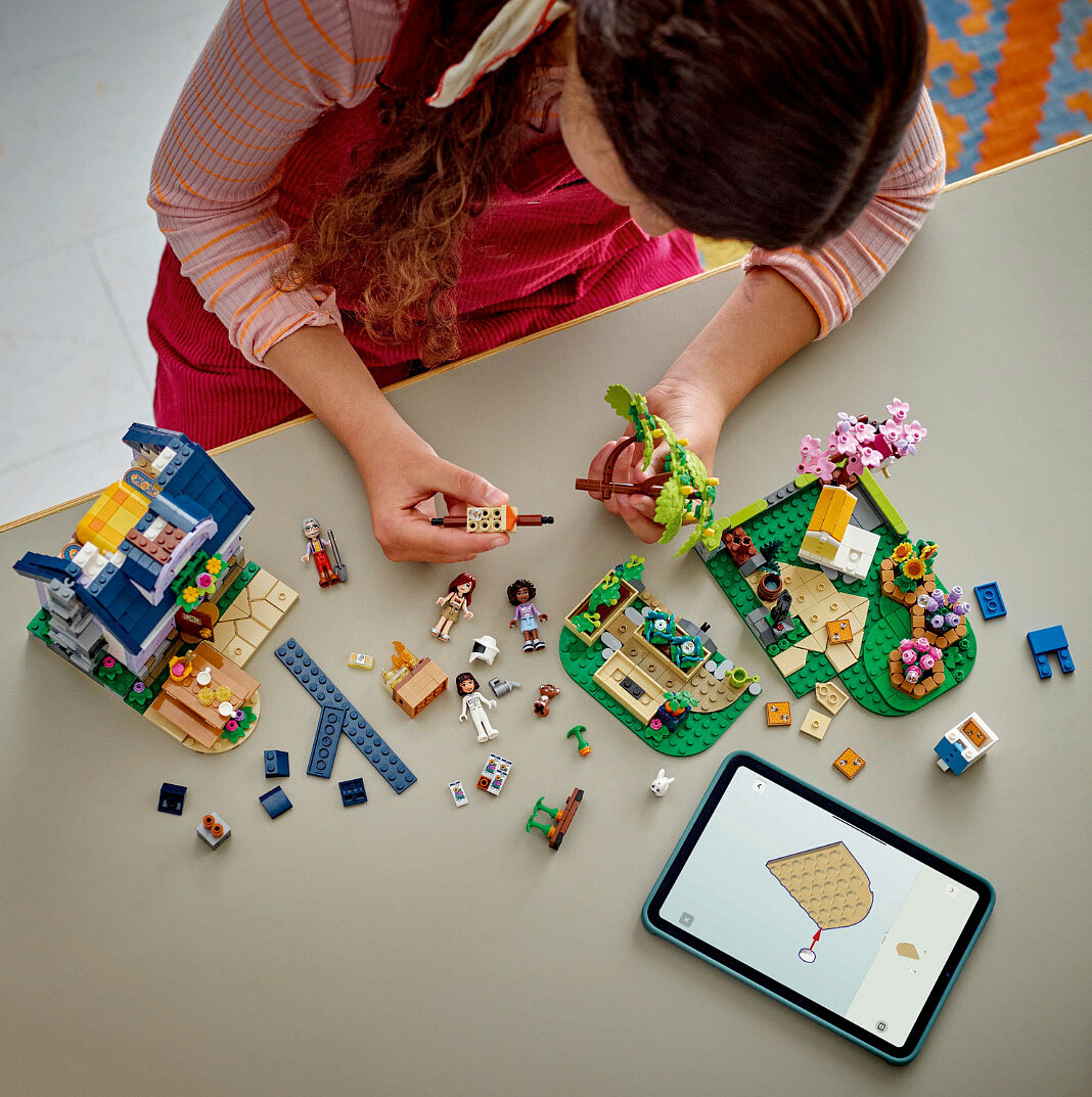 klocki-lego-friends-dom-pszczelarzy-i-kwiatowy-ogrod-42669-ukladanie.jpg