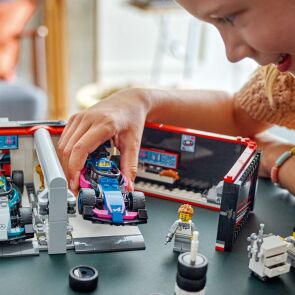 klocki-lego-city-f1-garaz-i-bolidy-mercedes-amg-i-alpine-60444-zabawa.jpg