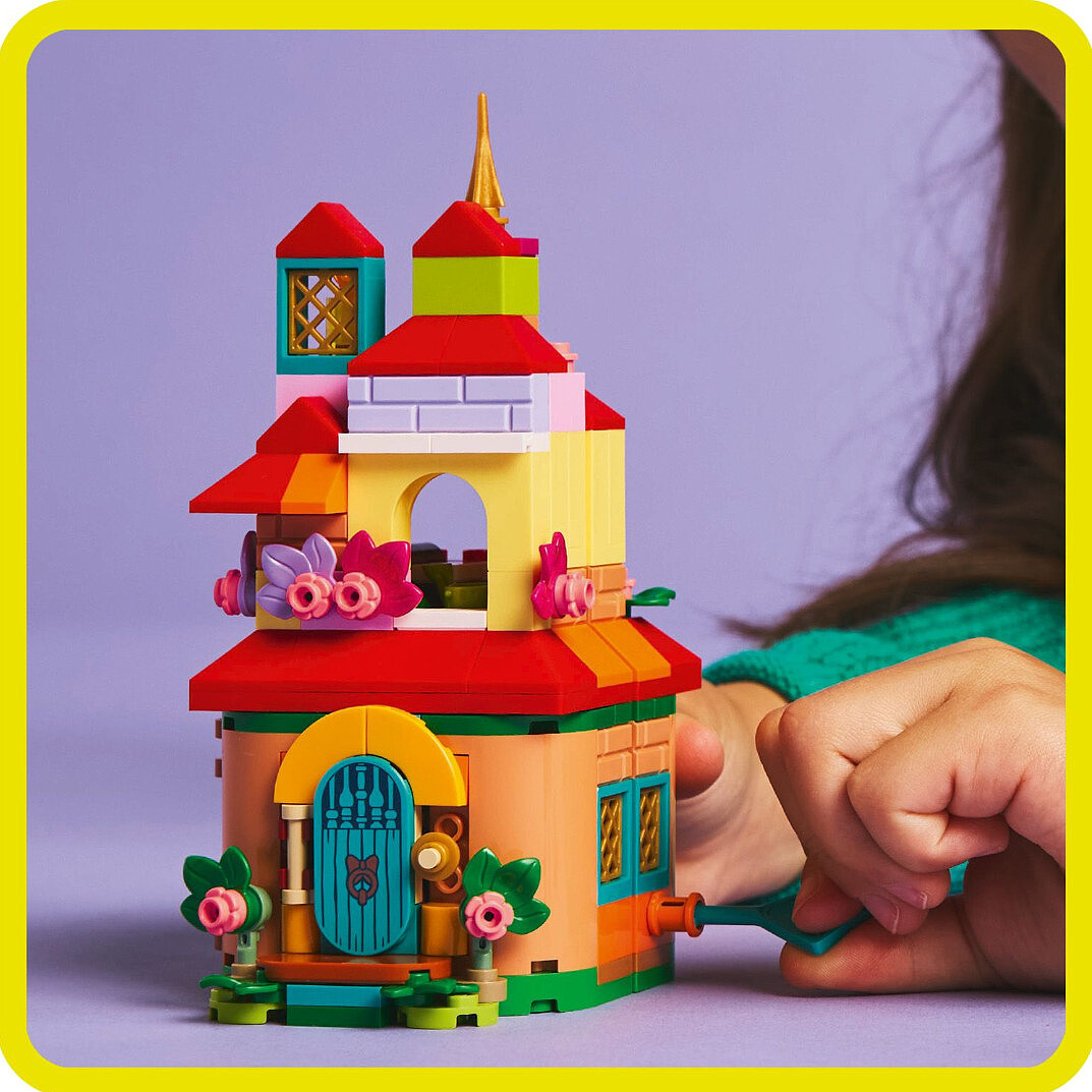 klocki-lego-disney-nasze-magiczne-encanto-minidom-43261-zabawa.jpg