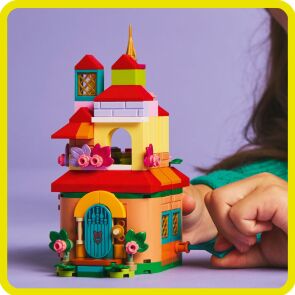 klocki-lego-disney-nasze-magiczne-encanto-minidom-43261-zabawa.jpg
