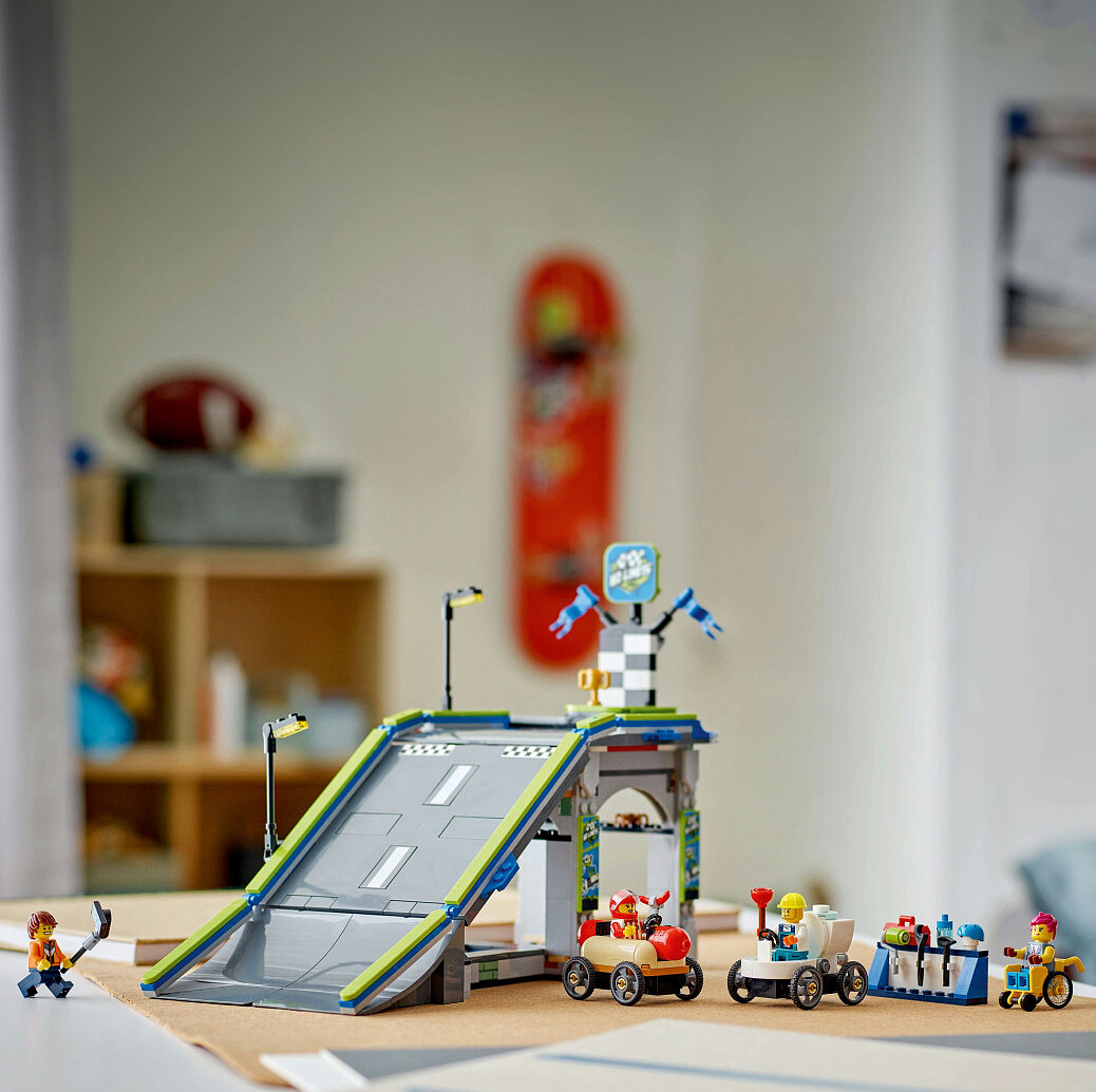 klocki-lego-city-bez-granic-tor-z-rampami-dla-wyscigowek-60460-10.jpg