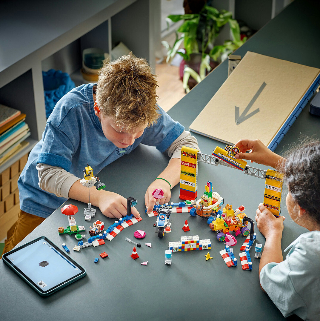 klocki-lego-super-mario-mario-kart-zestaw-baby-peach-i-grand-prix-72036-zabawa.jpg