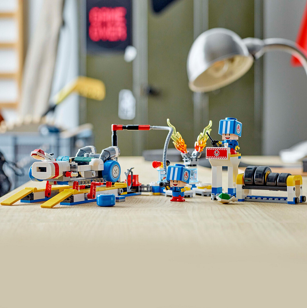 klocki-lego-super-mario-mario-kart-toad-i-jego-garaz-72035-zabawa-4.jpg