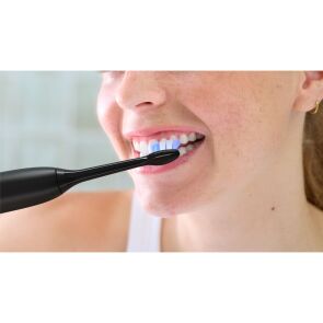 koncowki-do-szczoteczki-philips-sonicare-s2-sensitive-hx6052-88-kobieta-myje-zeby.jpg