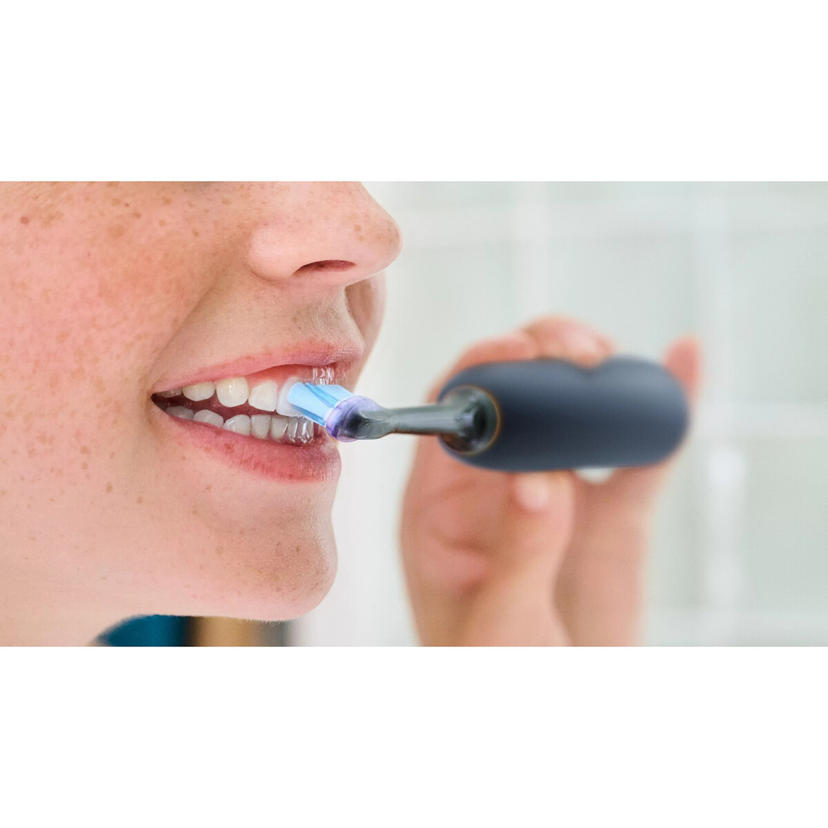 koncowki-do-szczoteczki-philips-sonicare-g3-premium-gum-care-hx9052-88-kobieta-myje-zeby.jpg