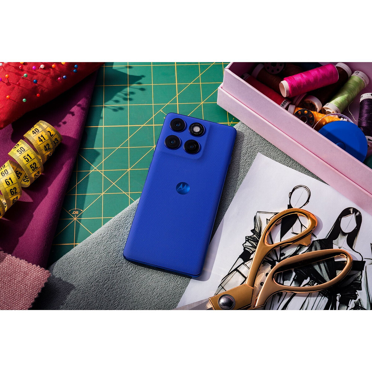 smartfon-motorola-edge-60-pro-niebieski-lifestyle%20%281%29.jpg