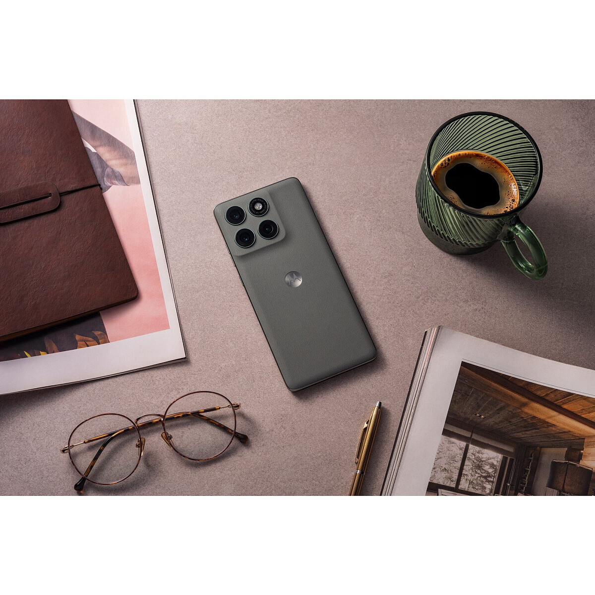 smartfon-motorola-edge-60-pro-zielony-lifestyle%20%281%29.jpg