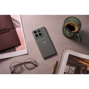 smartfon-motorola-edge-60-pro-zielony-lifestyle%20%281%29.jpg