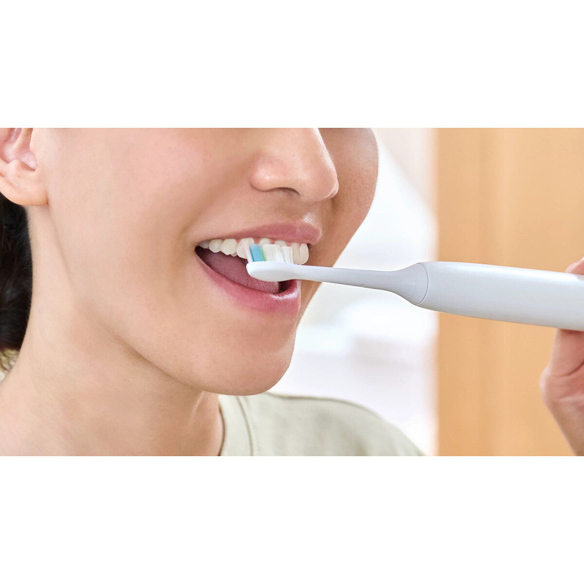 koncowki-do-szczoteczki-philips-sonicare-w2-optimal-white-hx6068-87-kobieta-myje-zeby.jpg