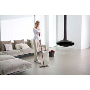 mop-plaski-vileda-ultramax-box-zestaw-3-sciereczek-kobieta-myje-podloge-w-salonie.jpg