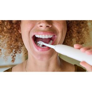 koncowki-do-szczoteczki-philips-sonicare-a3-premium-all-in-one-hx9096-87-kobieta-myje-zeby.jpg