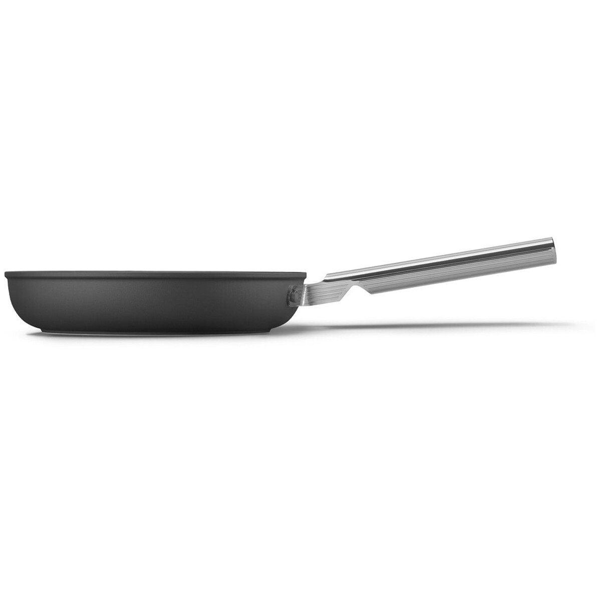 patelnia-smeg-fpf2002blm-20cm-czarny-mat-bok.jpg