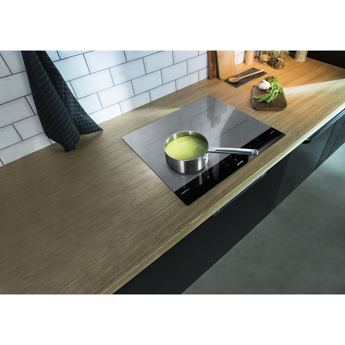 plyta-indukcyjna-gorenje-gi6421syb-nowe-rondelik-z-zupa.jpg