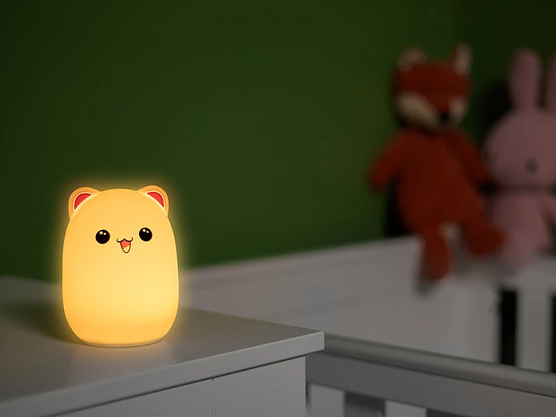 lampka-nocna-tracer-teddy-bear-na-stoliku.jpg