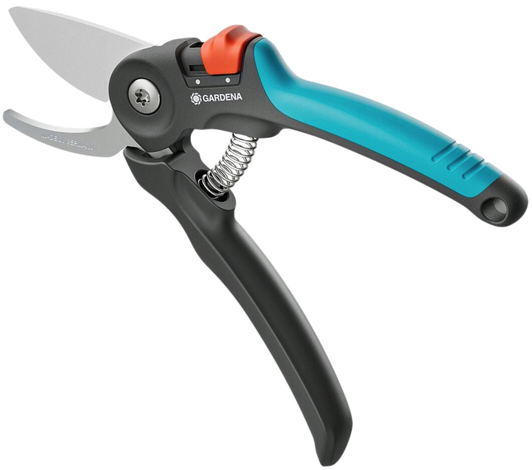 sekator-ogrodowy-dwuostrzowy-gardena-premiu-cut-otwarty.jpg