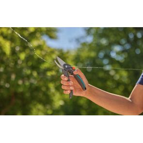 sekator-ogrodowy-dwuostrzowy-gardena-premiu-cut-drut.jpg