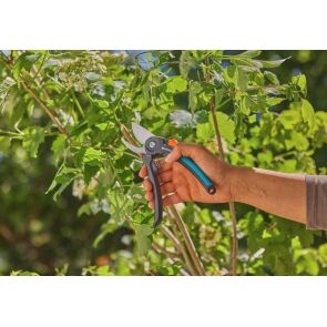 sekator-ogrodowy-dwuostrzowy-gardena-premiu-cut-przycinanie-2.jpg