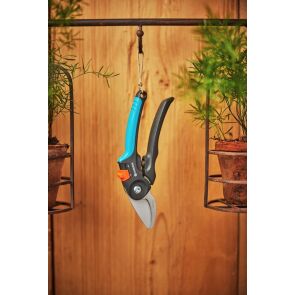 sekator-ogrodowy-dwuostrzowy-gardena-premiu-cut-wisi.jpg