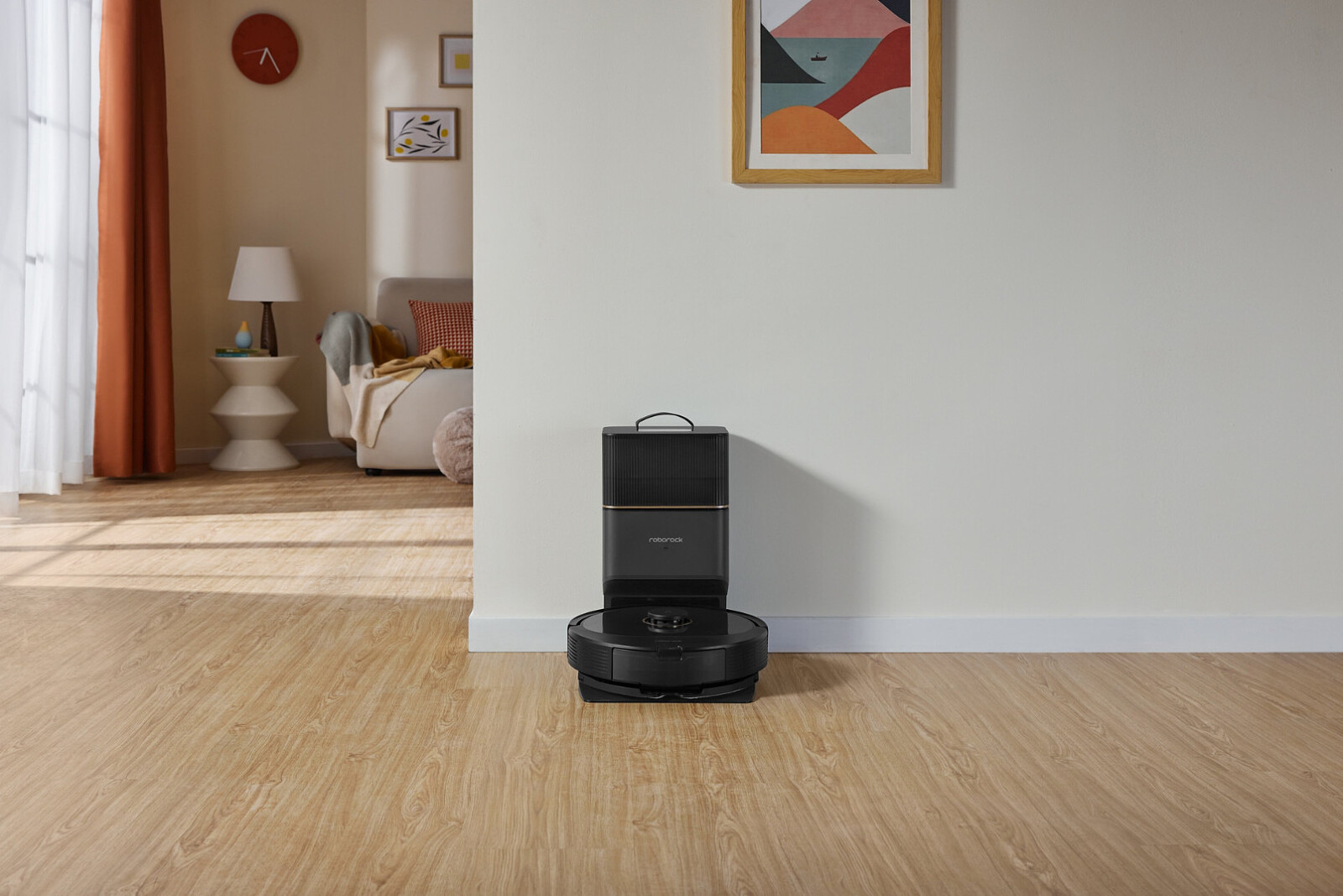 bobot-sprzatajacy-roborock-q8-max-black-pod-sciana.jpg