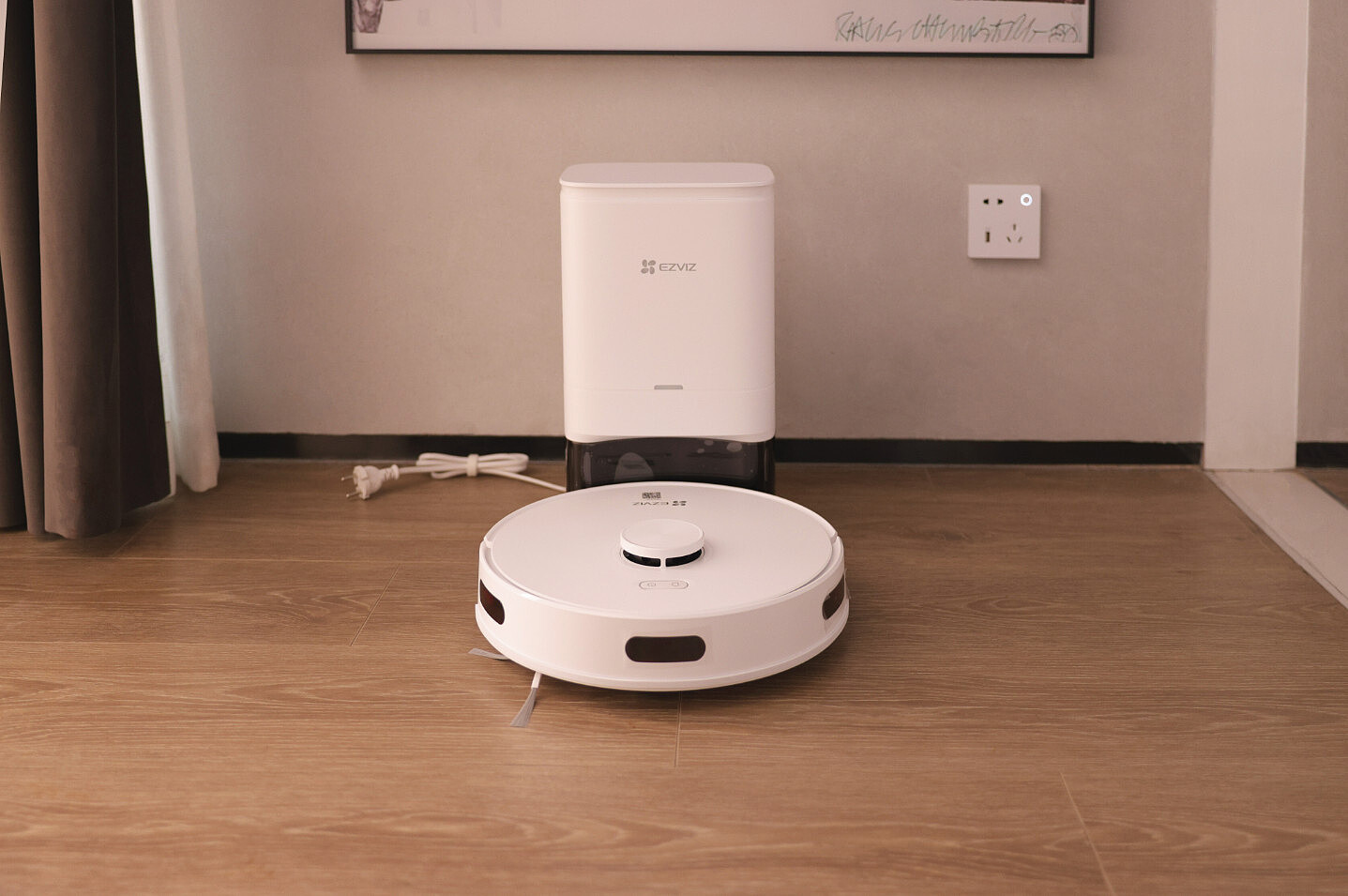 robot-sprzatajacy-ezviz-re5s-plus-aranzacja-baza.jpg