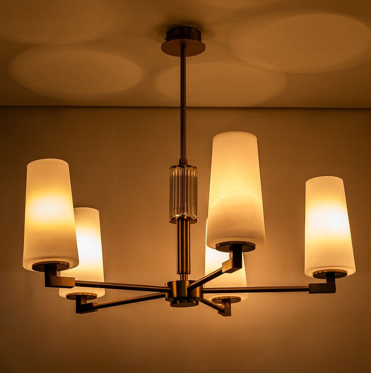 lampa-wiszaca-zuma-line-vincenza-1244-mosiadz-aranzacja-6.jpg