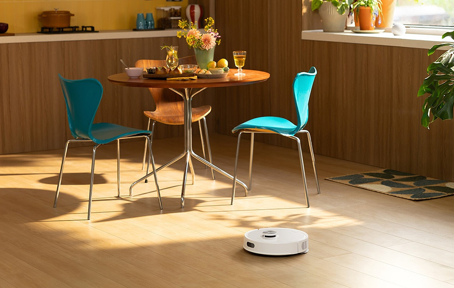 robot-sprzatajacy-roborock-q7-tf-bialy-aranzacja-w-kuchni.jpg