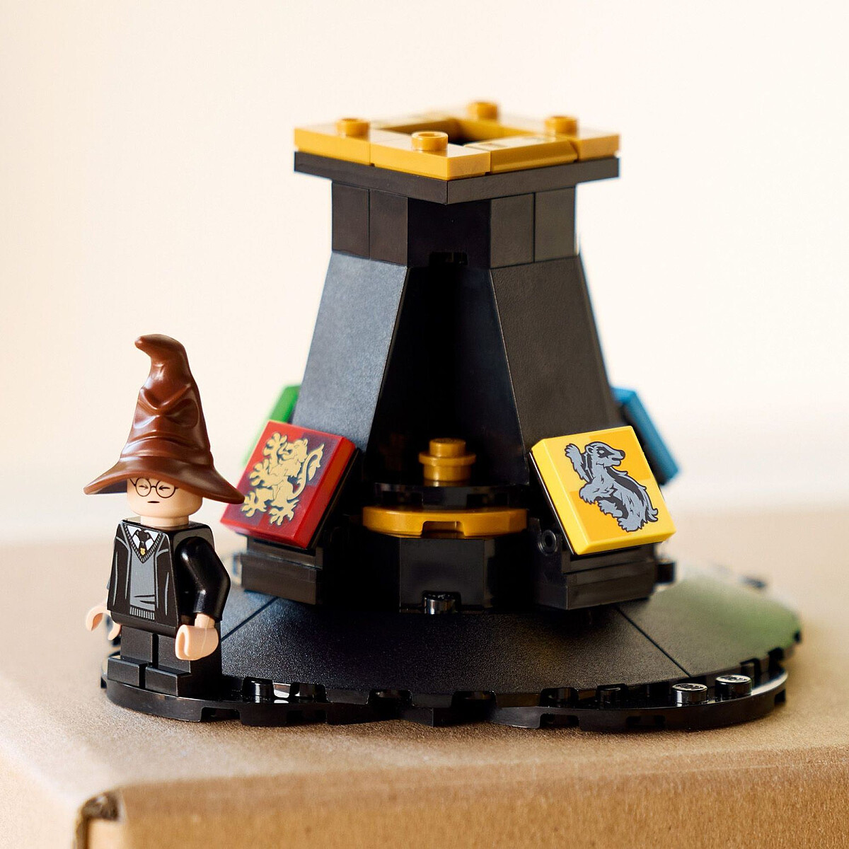 klocki-lego-harry-potter-mowiaca-tiara-przydzialu-76429%20-podstawa.jpg