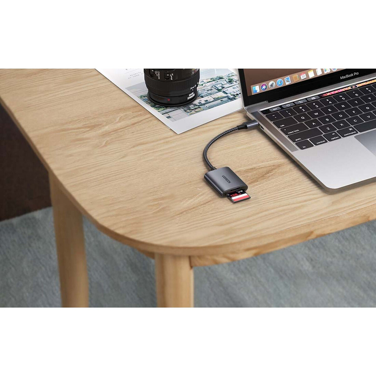 czytnik-kart-usb-c-ugreen-cm401-szary-laptop.jpg
