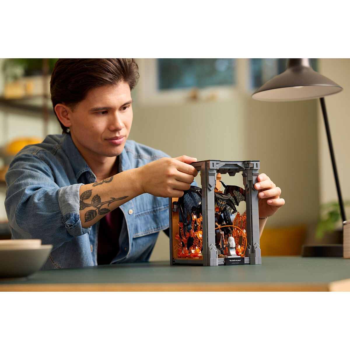 klocki-lego-icons-wladca-pierscieni-book-nook-z-balrogiem-10367-prezentacja-zestawu-z-klockow.jpg