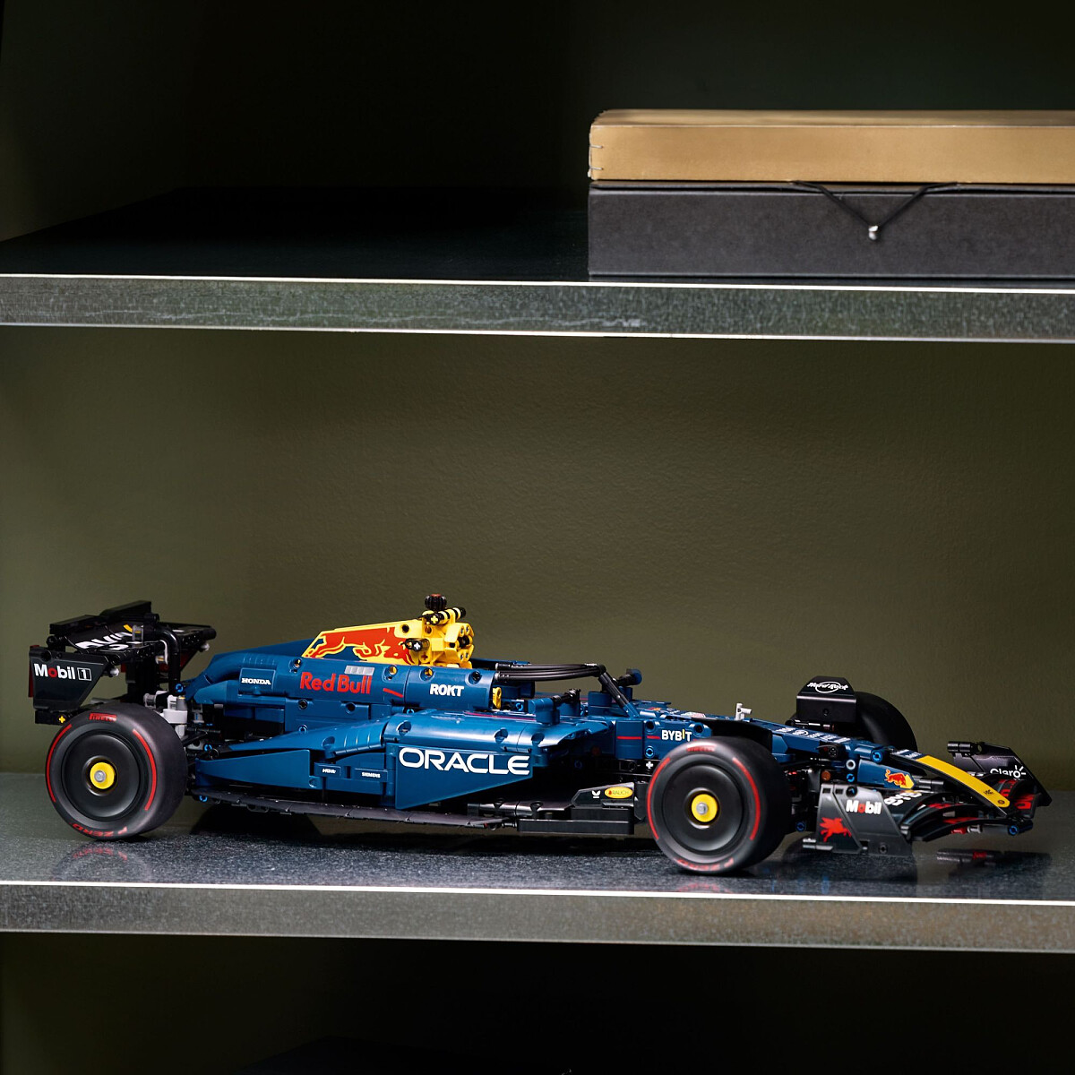 klocki-lego-technic-bolid-f1-oracle-red-bull-racing-rb20-42206-w-pokoju.jpg