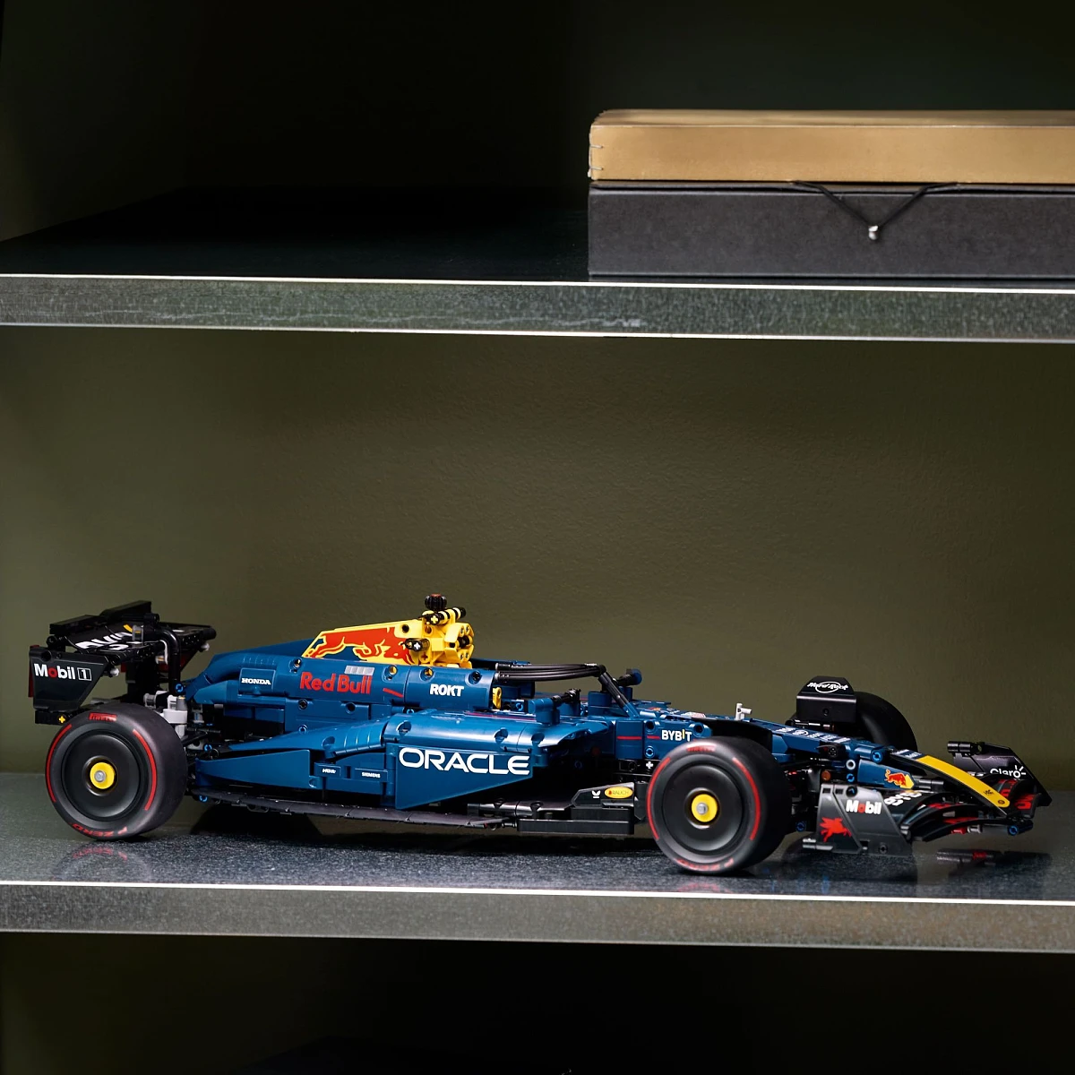 klocki-lego-technic-bolid-f1-oracle-red-bull-racing-rb20-42206-w-pokoju.jpg