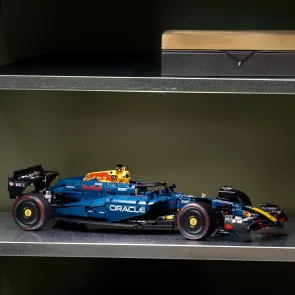 klocki-lego-technic-bolid-f1-oracle-red-bull-racing-rb20-42206-w-pokoju.jpg