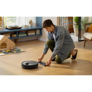 robot-sprzatajacy-roborock-q10-vf-plus-czarny-na-podlodze-sprzatanie.jpg