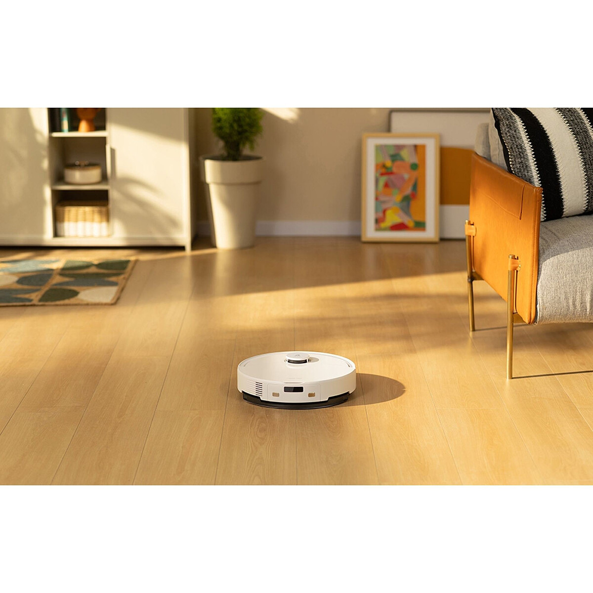 robot-sprzatajacy-roborock-q10-pf-bialy-podloga-aranzacja.jpg