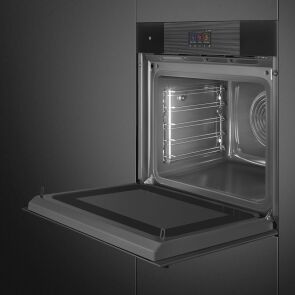 piekarnik-parowy-z-funkcja-mikrofali-smeg-linea-so6104apb3-w-zabudowie-otwarty-od-prawej-pusty-oswietlenie-led.jpg