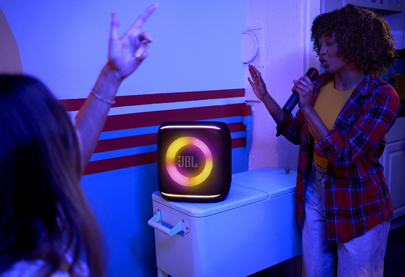 glosnik-jbl-partybox-encore-2-sluchaja.jpg