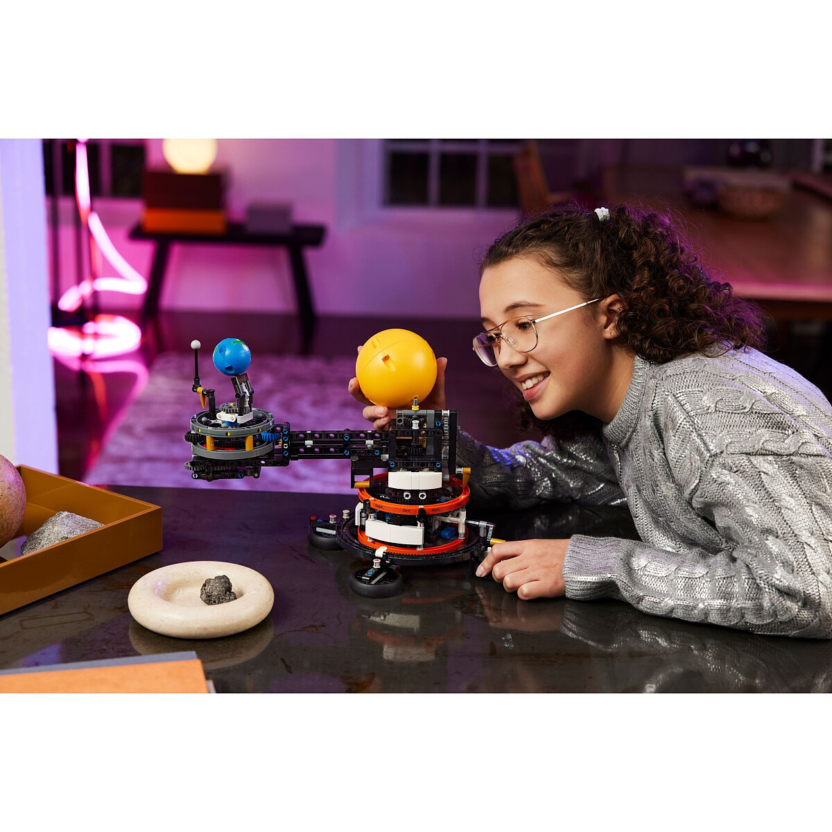 klocki-lego-technic-planeta-ziemia-i-ksiezyc-na-orbicie-42179-nauka-zabawa.jpg