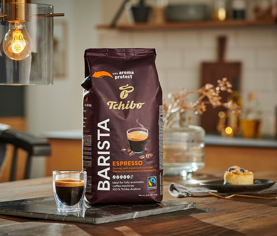 kawa-ziarnista-tchibo-barista-cafe-espresso-1kg-aranzacja.jpeg