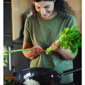 patelnia-wok-fiskars-hard-face-28-cm-aranzacja.jpg