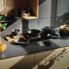 garnek-z-pokrywka-fiskars-hard-face-3%2C5l-zestaw.jpg