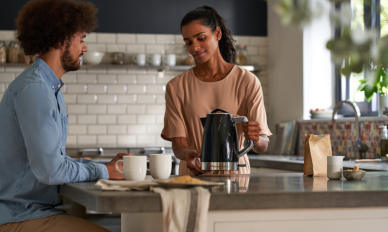 czajnik-elektryczny-russell-hobbs-structure-black-28081-70-aranzacja-2.jpg