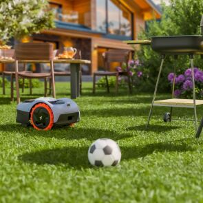 robot-koszacy-segway-navimow-i105e-pilka.jpg