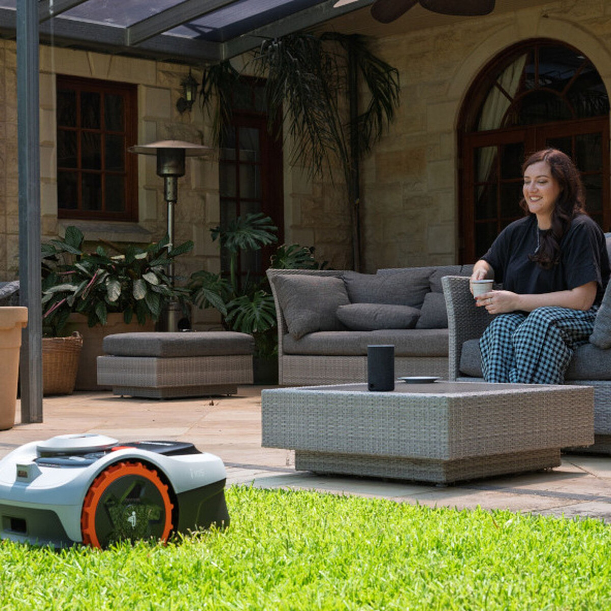robot-koszacy-segway-navimow-i105e-w-ogrodzie.jpg