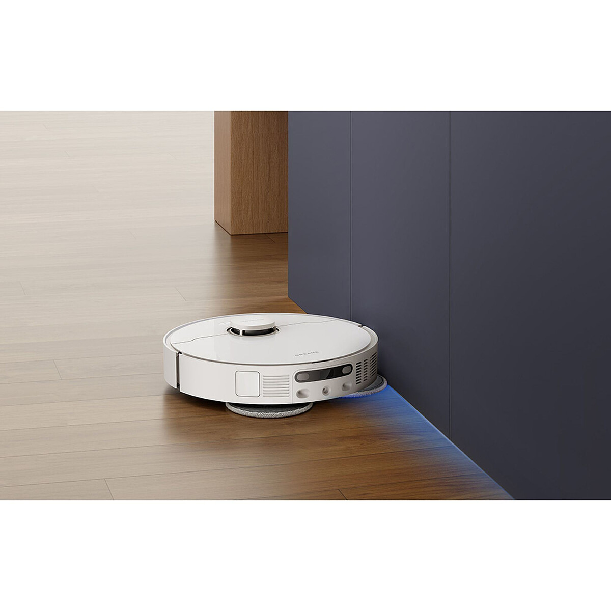 robot-sprzatajacy-dreame-d20-ultra-eua-bialy-przy-scianie.jpg