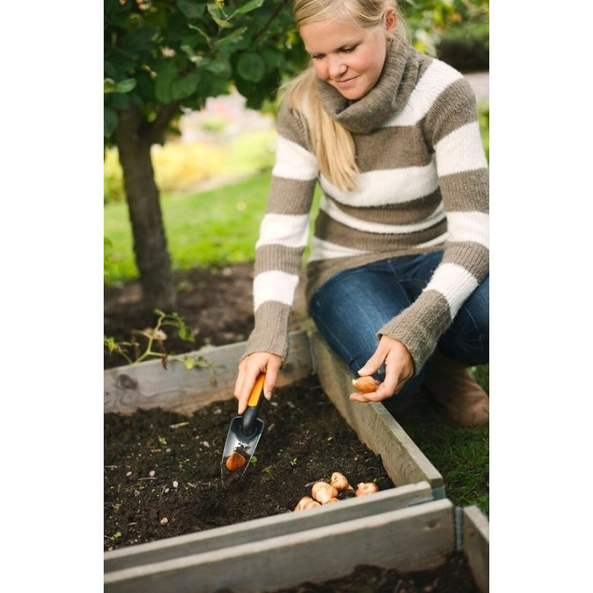 lopatka-fiskars-premium-planters-1000727-aranzacja.jpg