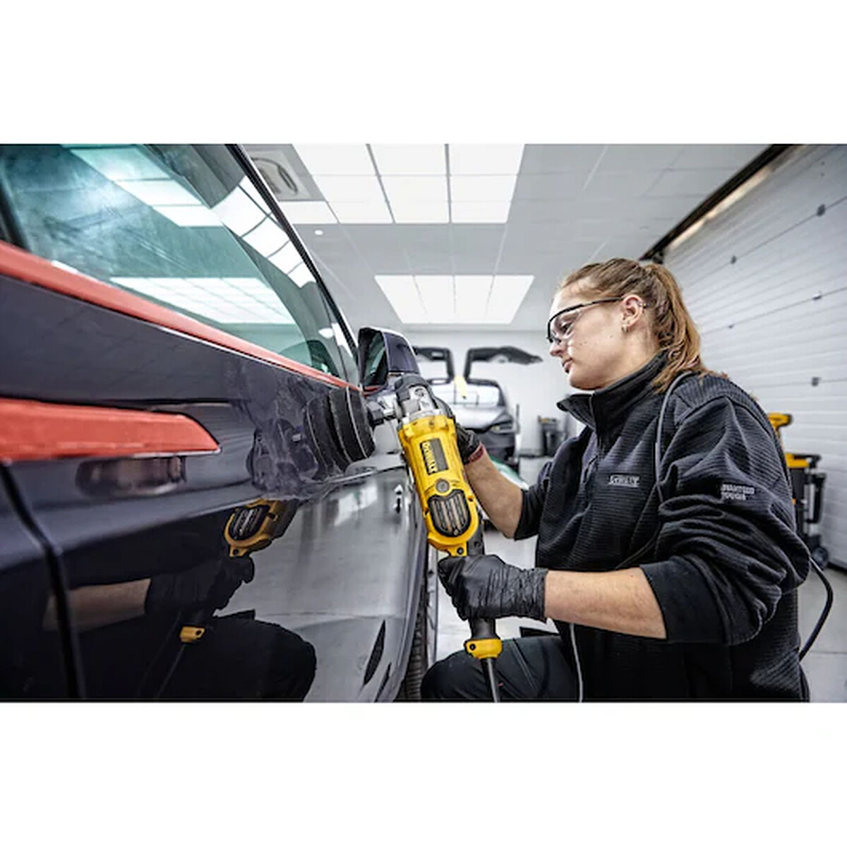 polerka-samochodowa-dewalt-dwp849x-qs-polerowanie.jpg