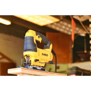 wyrzynarka-dewalt-dwe349-qs-aranzacja-skos.jpg